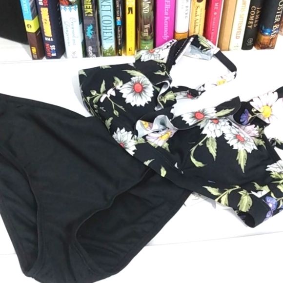 CUPSHE BLACK FLORAL RUFFLE TRIM V-NECK TOP & BLACK BIKINI BOTTOM SIZE MEDIUM NWT - Picture 7 of 9